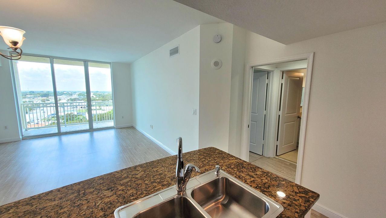 Active With Contract: $1,995 (1 beds, 1 baths, 805 Square Feet)