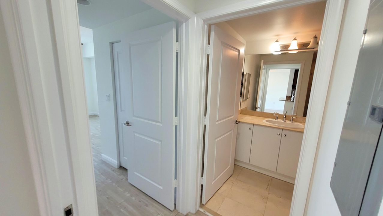 Active With Contract: $1,995 (1 beds, 1 baths, 805 Square Feet)