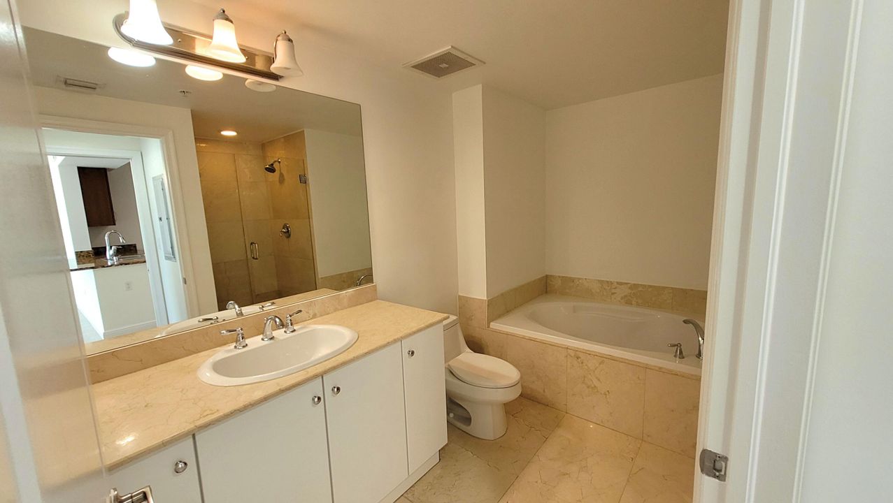 Active With Contract: $1,995 (1 beds, 1 baths, 805 Square Feet)