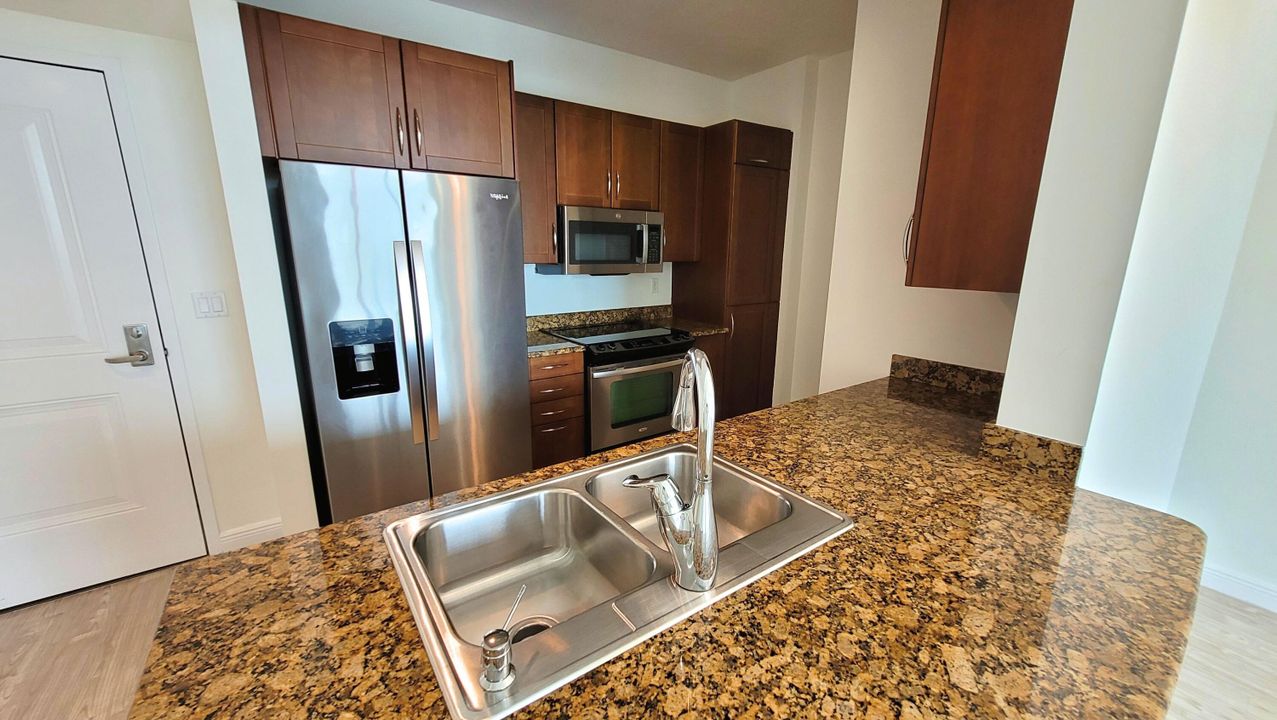 Active With Contract: $1,995 (1 beds, 1 baths, 805 Square Feet)