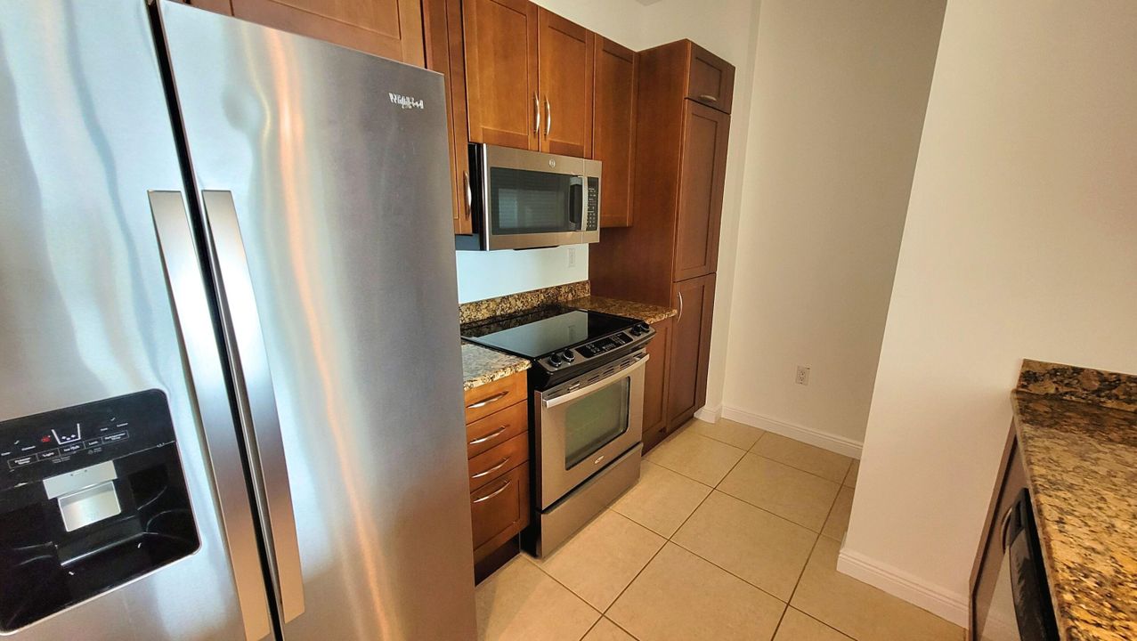 Active With Contract: $1,995 (1 beds, 1 baths, 805 Square Feet)