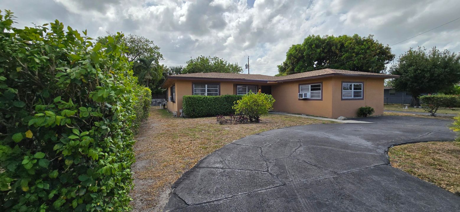 Active With Contract: $398,800 (5 beds, 2 baths, 1490 Square Feet)