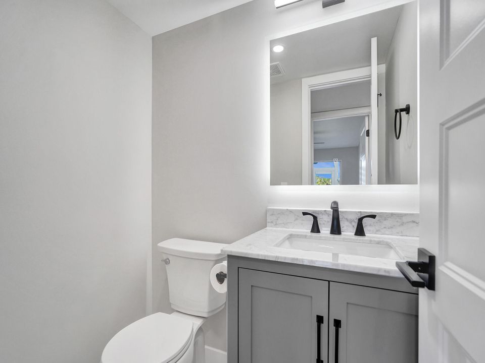 Active With Contract: $2,300 (2 beds, 1 baths, 861 Square Feet)