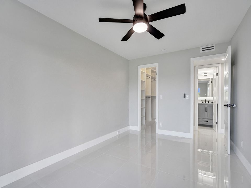 Active With Contract: $2,300 (2 beds, 1 baths, 861 Square Feet)