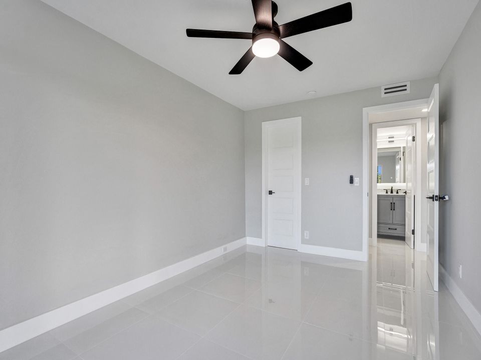 Active With Contract: $2,300 (2 beds, 1 baths, 861 Square Feet)