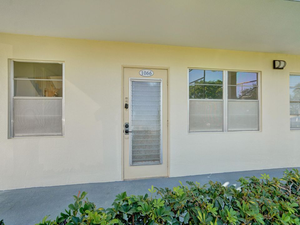 Active With Contract: $2,300 (2 beds, 1 baths, 861 Square Feet)