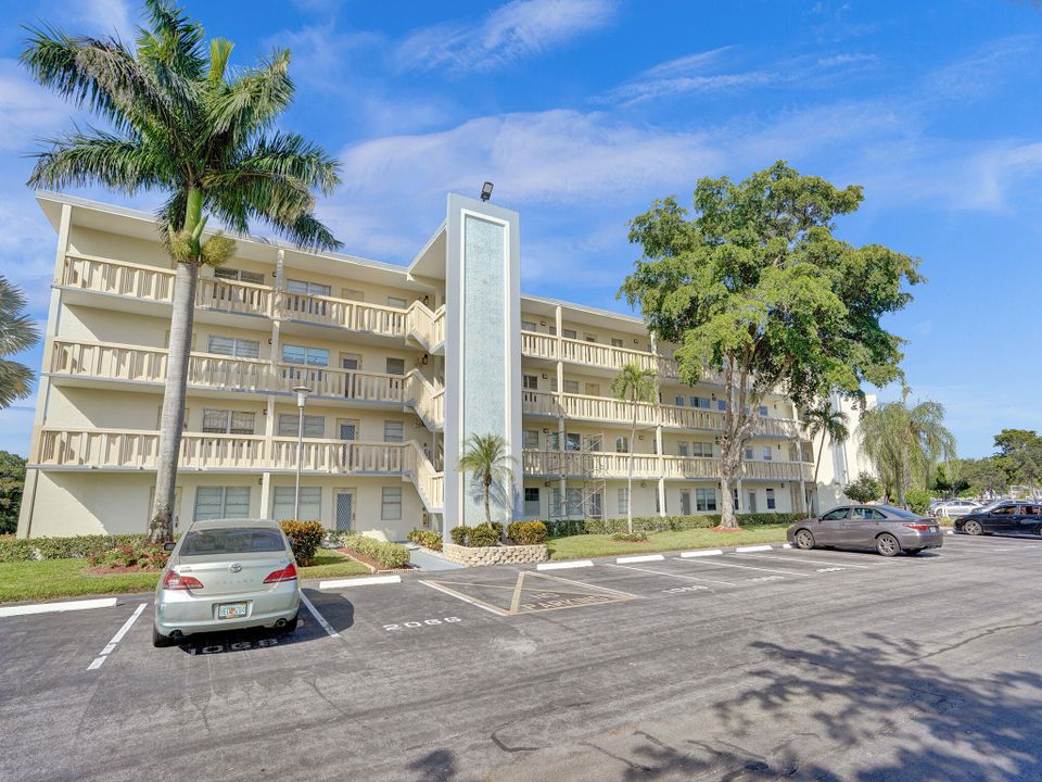 Active With Contract: $2,300 (2 beds, 1 baths, 861 Square Feet)