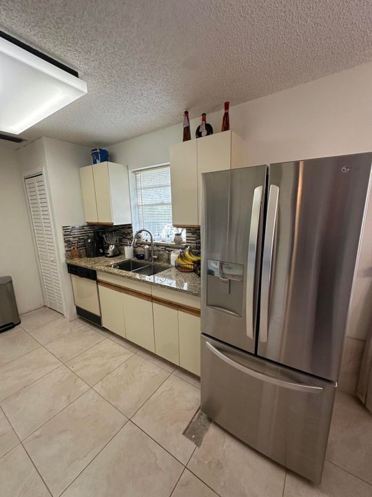 For Sale: $179,900 (2 beds, 2 baths, 1170 Square Feet)