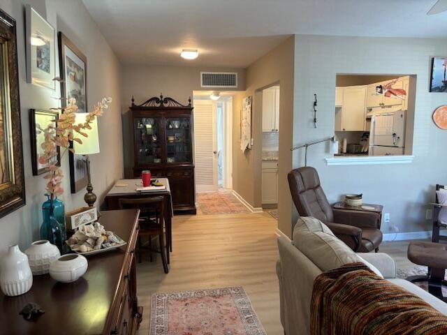 Active With Contract: $135,900 (1 beds, 1 baths, 638 Square Feet)