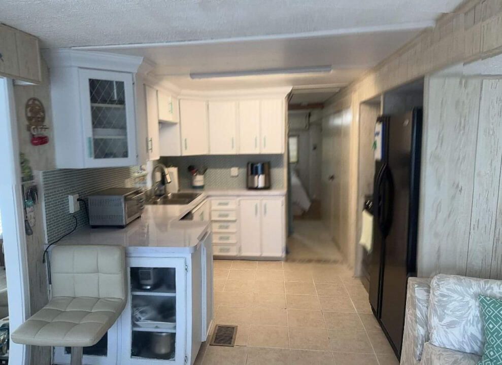 For Sale: $234,900 (1 beds, 1 baths, 702 Square Feet)