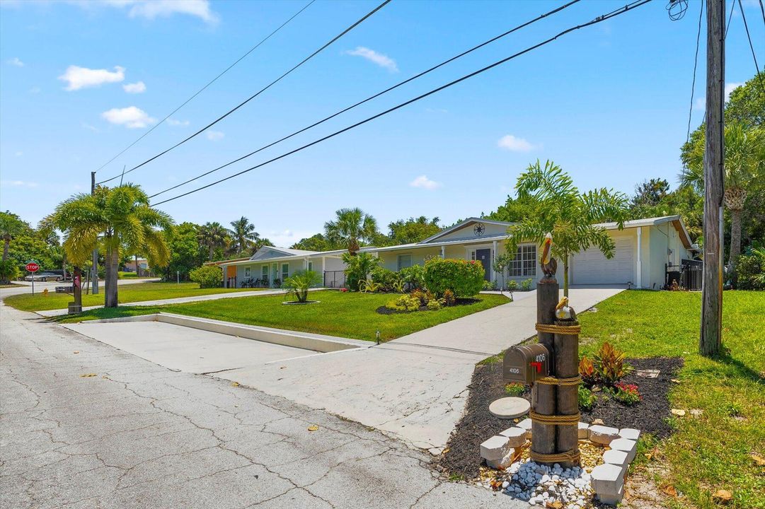 Active With Contract: $578,500 (3 beds, 2 baths, 1422 Square Feet)