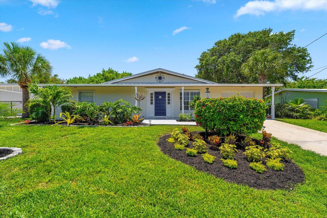 Active With Contract: $578,500 (3 beds, 2 baths, 1422 Square Feet)