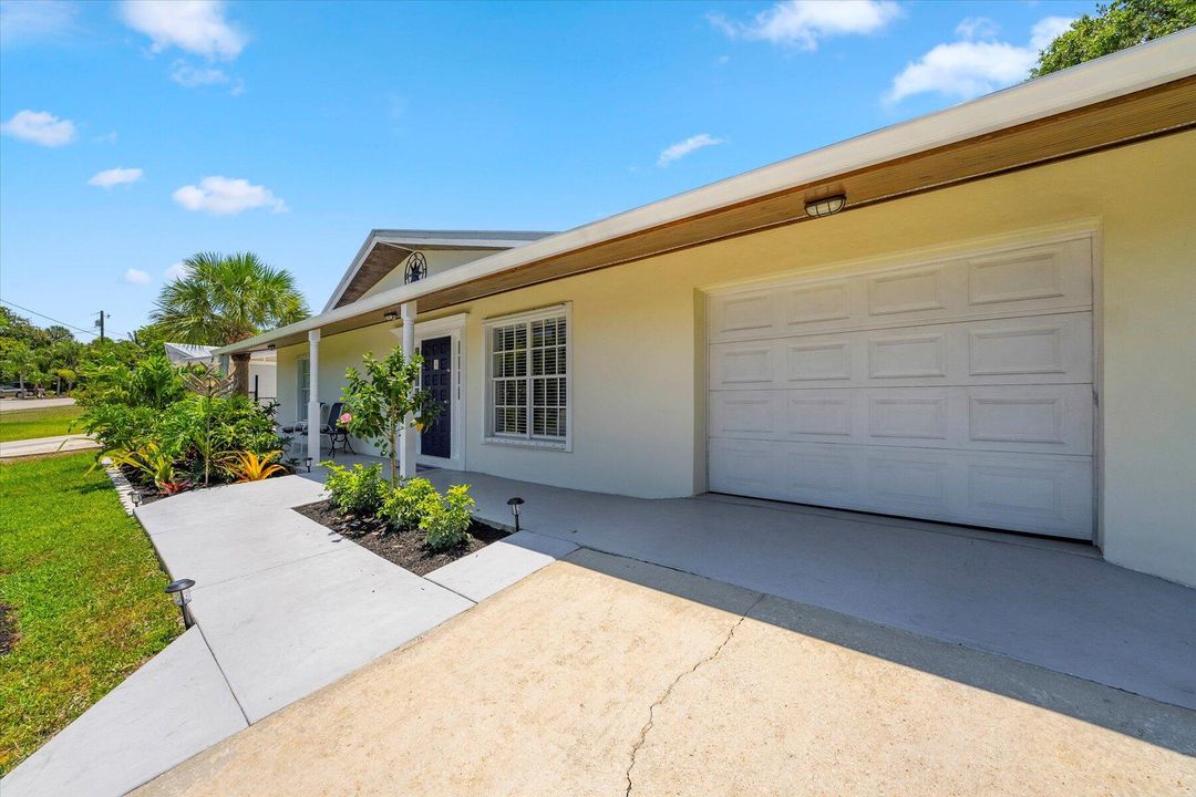 Active With Contract: $578,500 (3 beds, 2 baths, 1422 Square Feet)