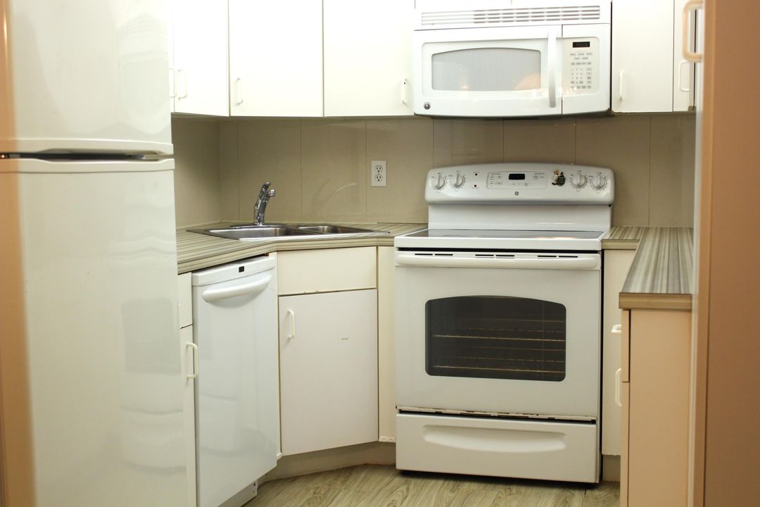 Active With Contract: $1,800 (2 beds, 2 baths, 1111 Square Feet)