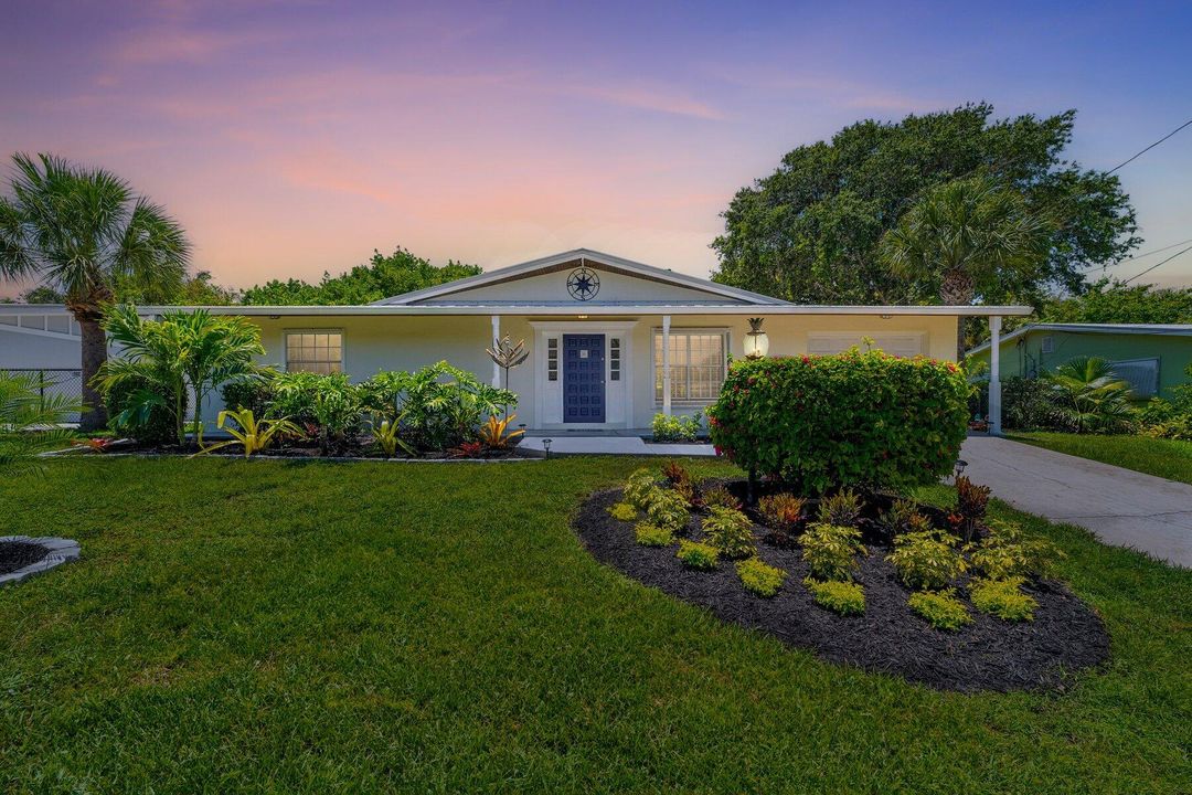 Active With Contract: $578,500 (3 beds, 2 baths, 1422 Square Feet)