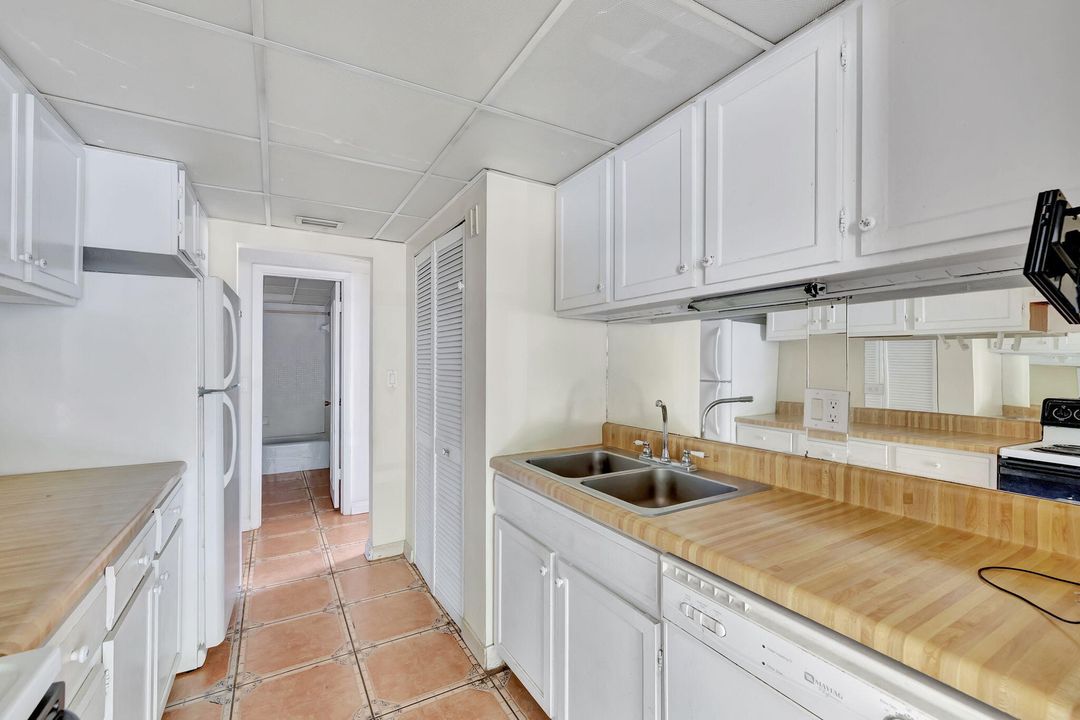 Active With Contract: $1,800 (2 beds, 2 baths, 1260 Square Feet)