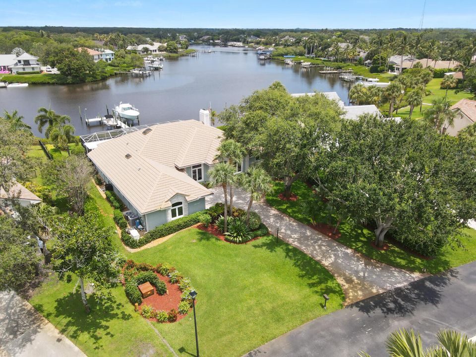 For Sale: $3,295,000 (4 beds, 2 baths, 3002 Square Feet)