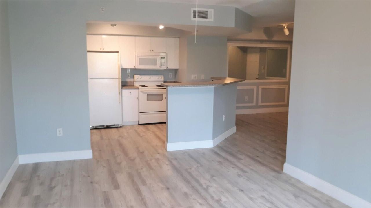 For Rent: $1,600 (1 beds, 1 baths, 801 Square Feet)