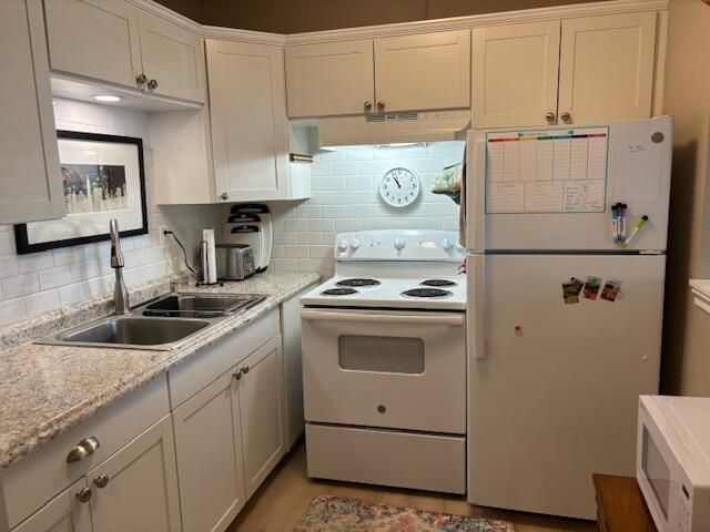Active With Contract: $135,900 (1 beds, 1 baths, 638 Square Feet)