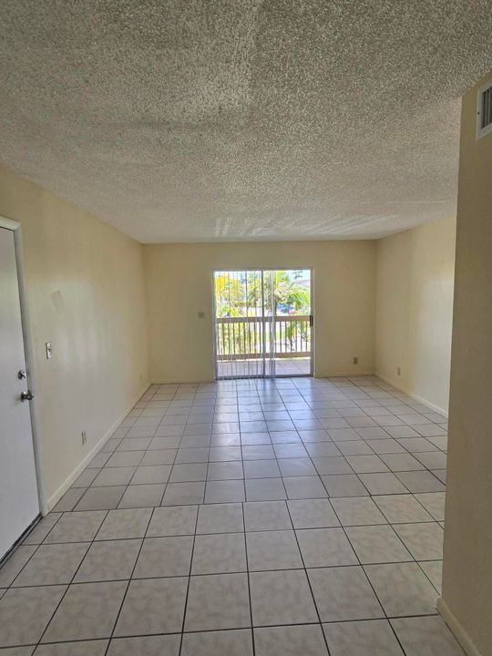 For Sale: $155,000 (1 beds, 1 baths, 559 Square Feet)