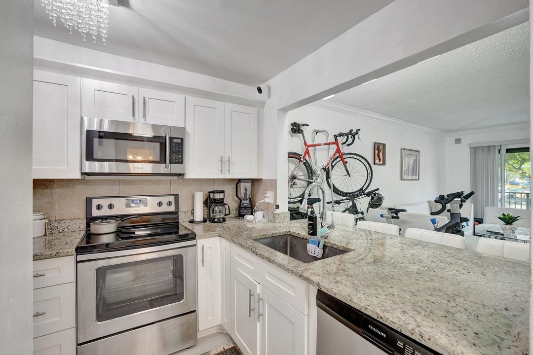 For Sale: $250,000 (1 beds, 1 baths, 784 Square Feet)