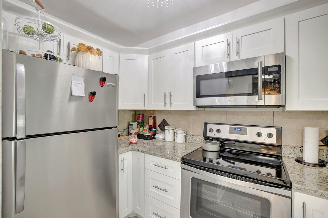 For Sale: $250,000 (1 beds, 1 baths, 784 Square Feet)