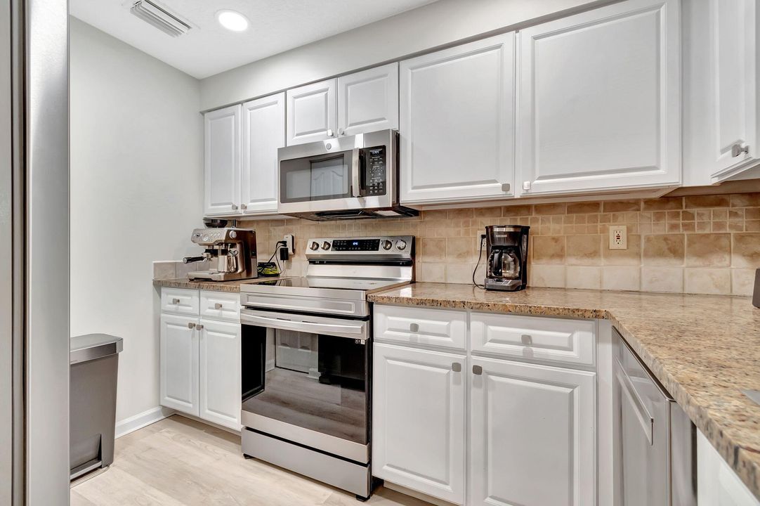 Active With Contract: $475,000 (3 beds, 2 baths, 1433 Square Feet)