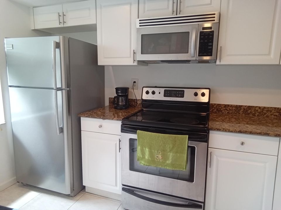 For Sale: $250,000 (2 beds, 2 baths, 1000 Square Feet)