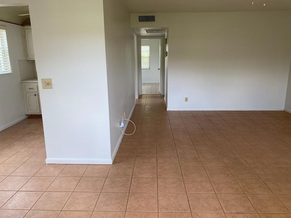 Active With Contract: $1,400 (2 beds, 1 baths, 840 Square Feet)