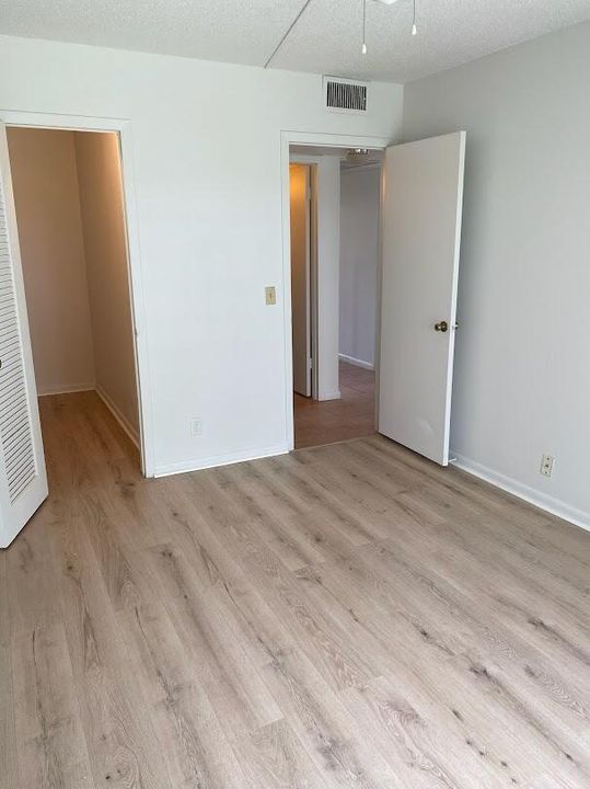 Active With Contract: $1,400 (2 beds, 1 baths, 840 Square Feet)