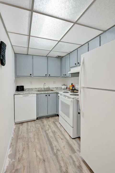 For Sale: $210,000 (1 beds, 1 baths, 700 Square Feet)