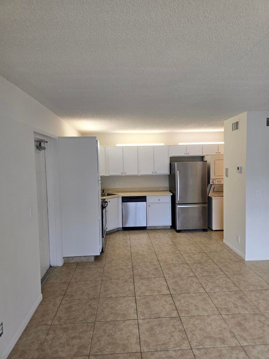 Active With Contract: $1,595 (1 beds, 1 baths, 792 Square Feet)