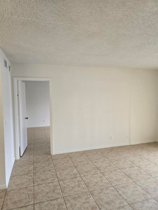 Active With Contract: $1,595 (1 beds, 1 baths, 792 Square Feet)