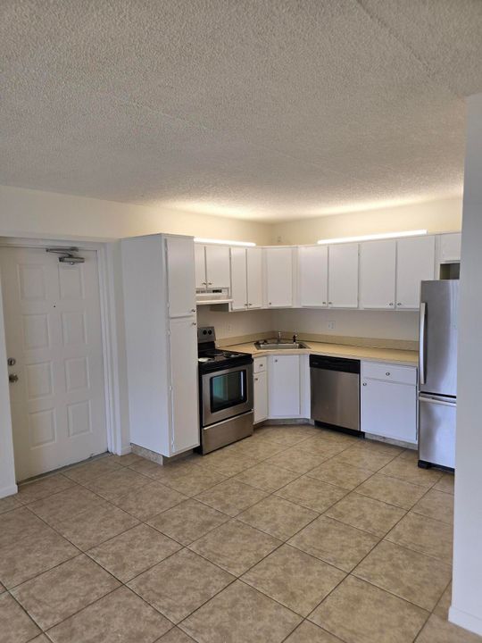 Active With Contract: $1,595 (1 beds, 1 baths, 792 Square Feet)