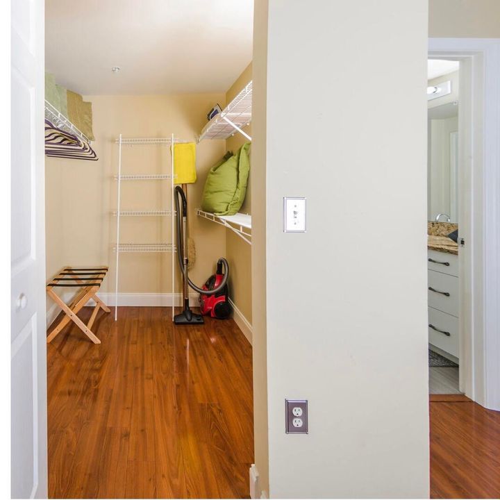 For Sale: $400,000 (1 beds, 1 baths, 756 Square Feet)