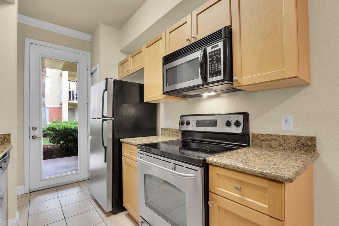 For Sale: $299,900 (1 beds, 1 baths, 815 Square Feet)