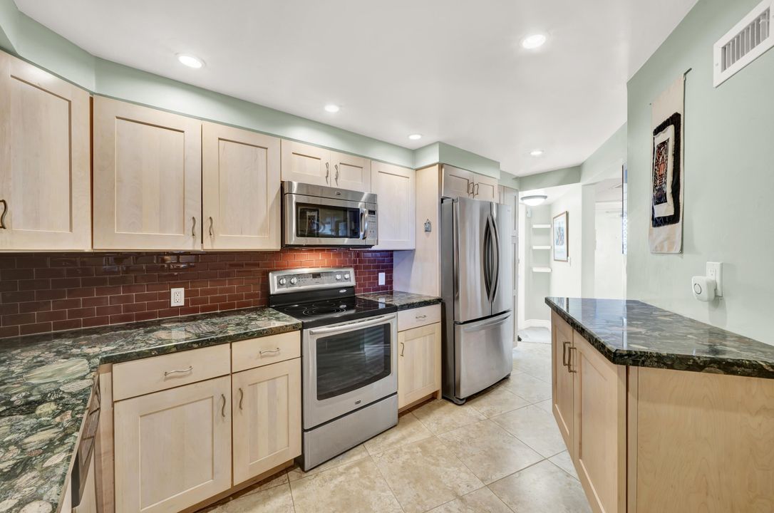 For Sale: $250,000 (1 beds, 1 baths, 1071 Square Feet)