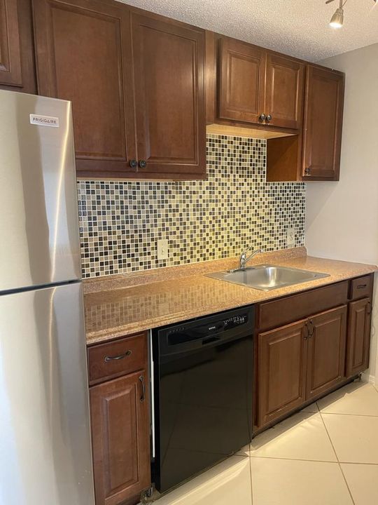 For Rent: $1,850 (2 beds, 1 baths, 925 Square Feet)