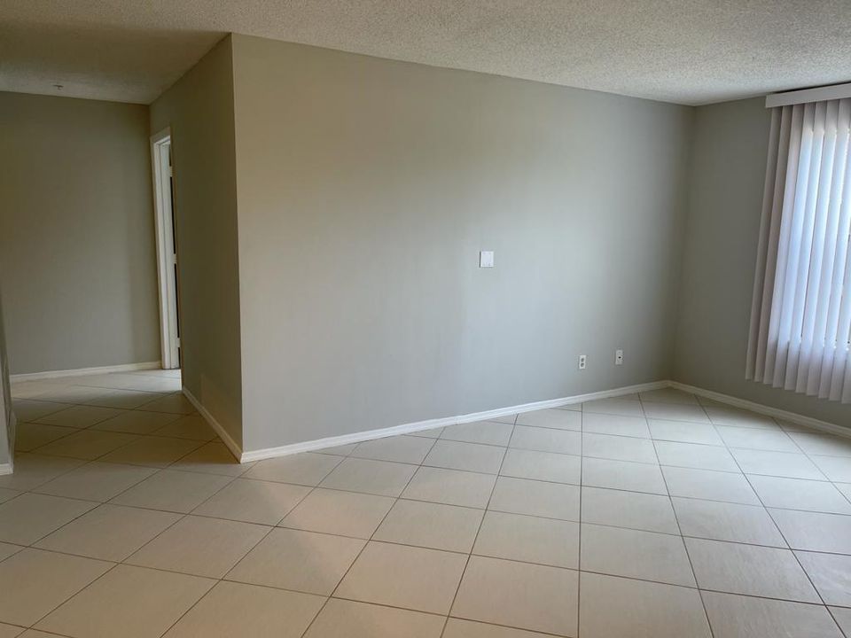 Active With Contract: $1,850 (2 beds, 1 baths, 925 Square Feet)