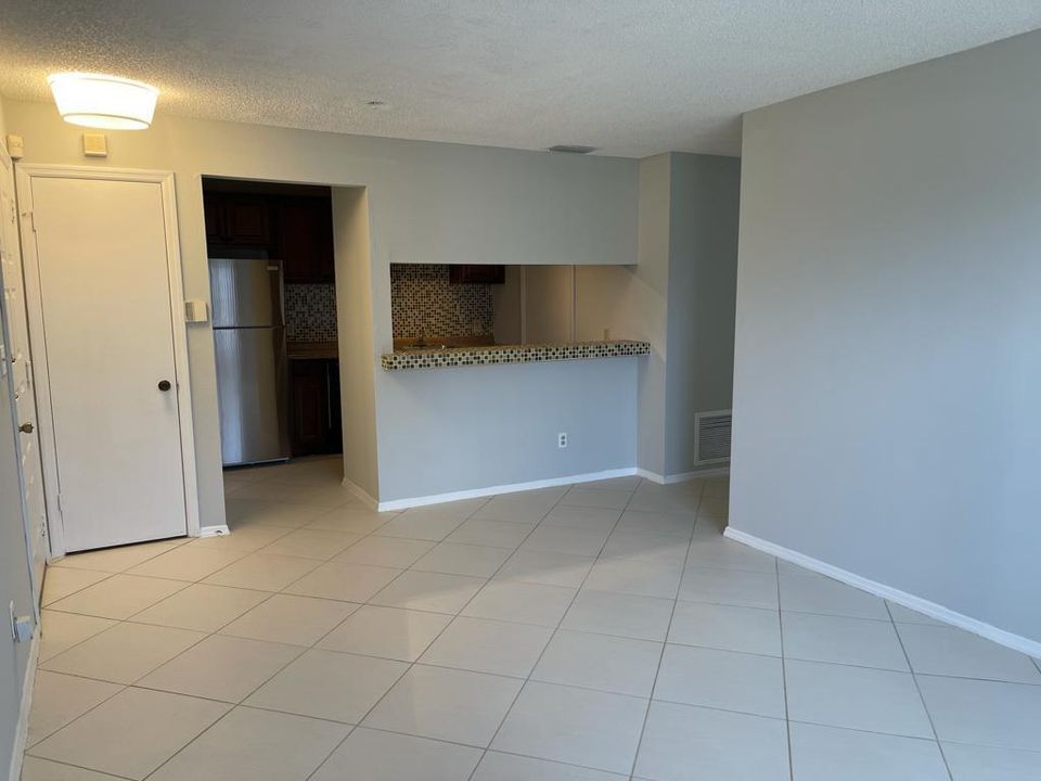 Active With Contract: $1,850 (2 beds, 1 baths, 925 Square Feet)