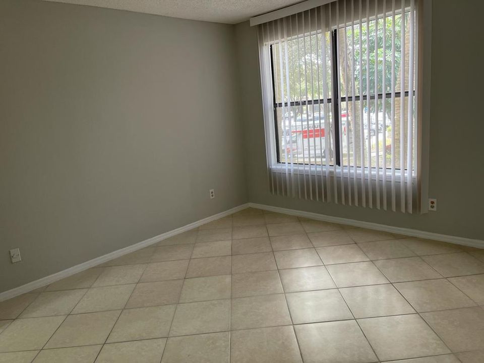 For Rent: $1,850 (2 beds, 1 baths, 925 Square Feet)