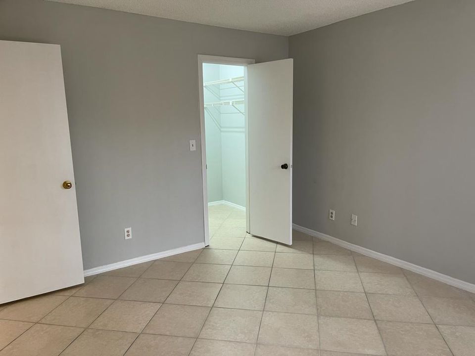 Active With Contract: $1,850 (2 beds, 1 baths, 925 Square Feet)