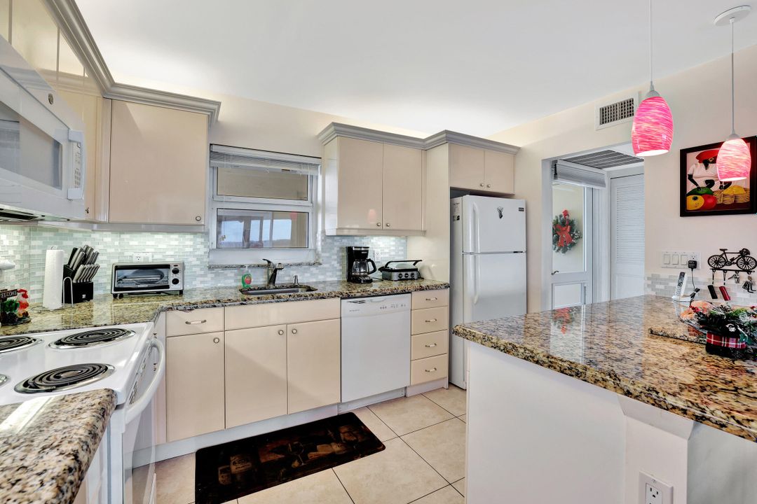 For Sale: $475,000 (2 beds, 2 baths, 1200 Square Feet)