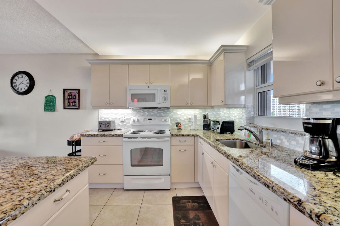 For Sale: $475,000 (2 beds, 2 baths, 1200 Square Feet)