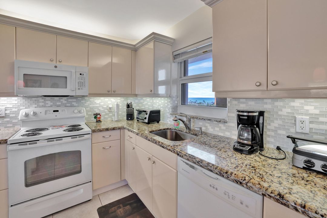 For Sale: $475,000 (2 beds, 2 baths, 1200 Square Feet)