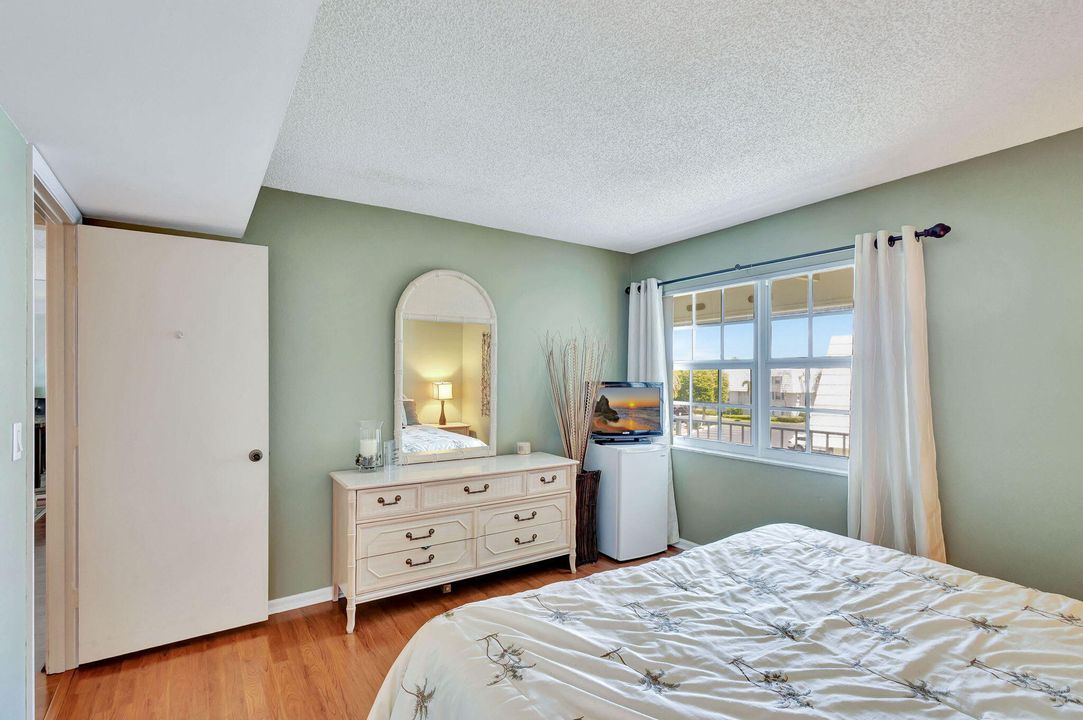 For Sale: $545,000 (2 beds, 2 baths, 1143 Square Feet)