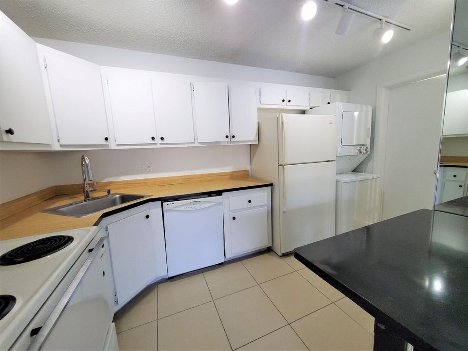 Active With Contract: $174,000 (1 beds, 1 baths, 764 Square Feet)