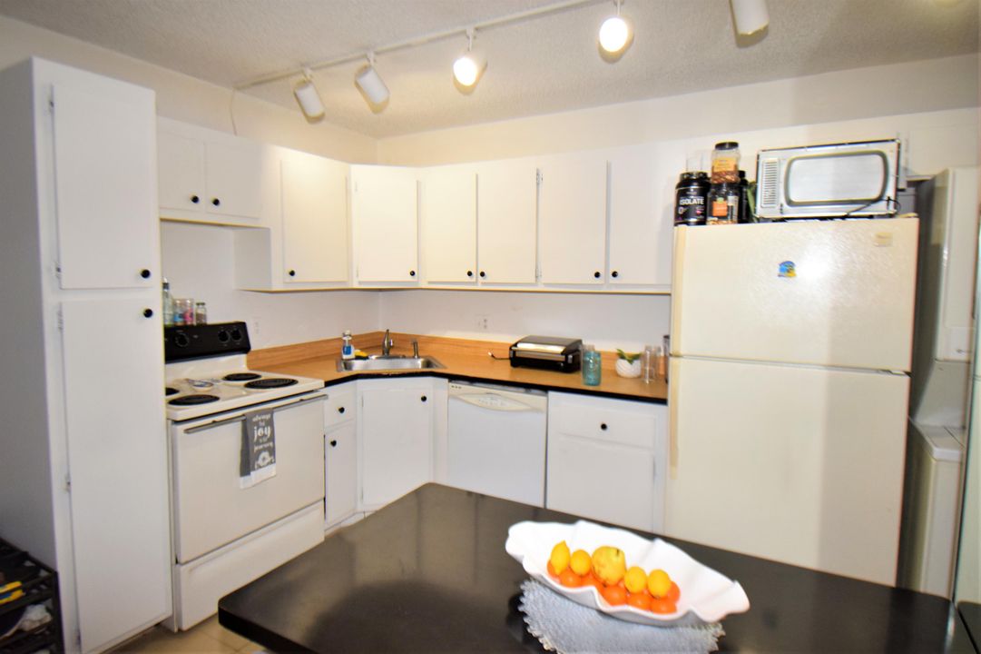 Active With Contract: $174,000 (1 beds, 1 baths, 764 Square Feet)