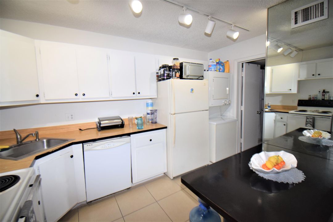 Active With Contract: $174,000 (1 beds, 1 baths, 764 Square Feet)