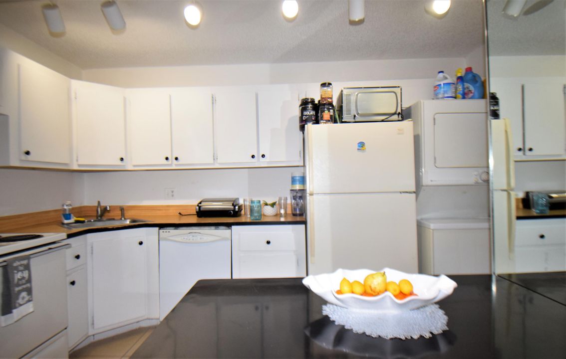 Active With Contract: $174,000 (1 beds, 1 baths, 764 Square Feet)